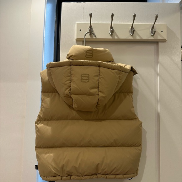 Aritzia Super Puff Shorty Vest 2XS in Wicker Tan - Picture 2 of 3